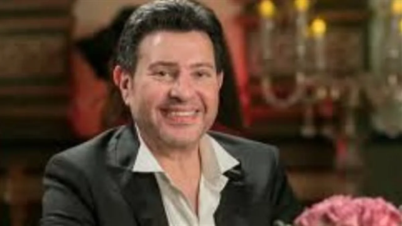 أزمة صحية مفاجئة.. تفاصيل نقل هاني شاكر للعلاج في مستشفيات باريس